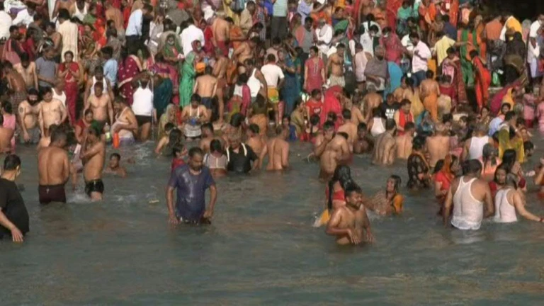 Índia coloca rede no Ganges para resgatar corpos de vítimas da Covid-19
