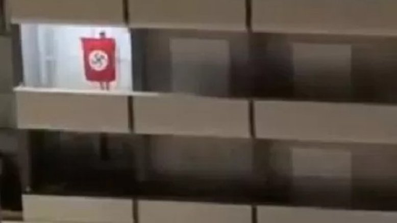 Homem é filmado balançando bandeira nazista em prédio de Florianópolis (SC)