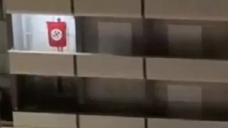 Homem é filmado balançando bandeira nazista em prédio de Florianópolis (SC)