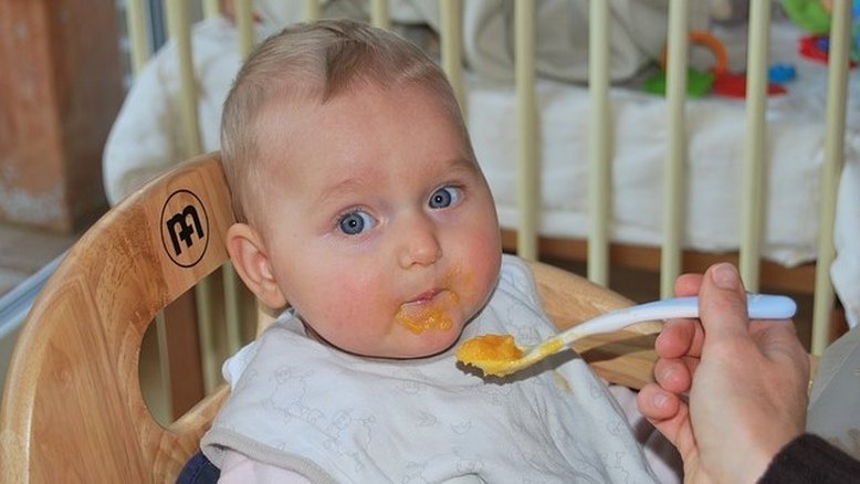 Saiba qual é a melhor postura para oferecer alimentos ao bebê