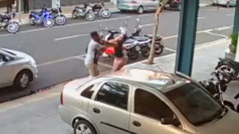 Vídeo: Mulher chuta porta de carro e é agredida por motorista de aplicativo