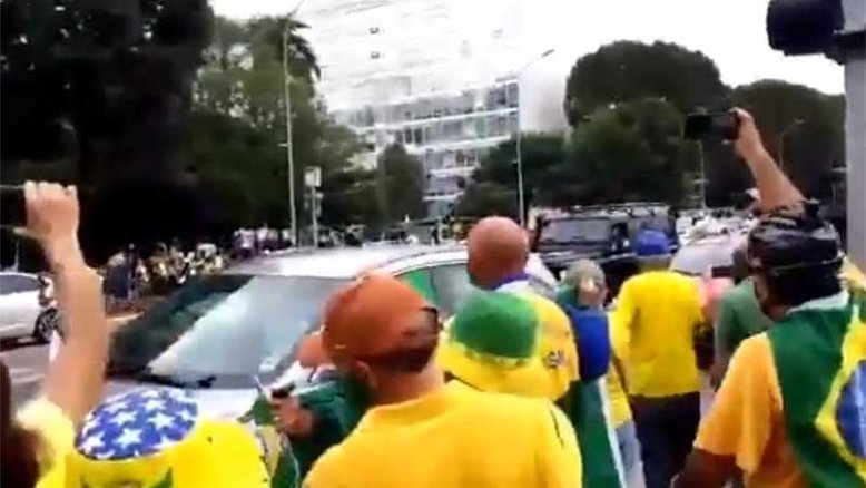Bolsonaristas pedem intervenção militar em manifestação na Esplanada