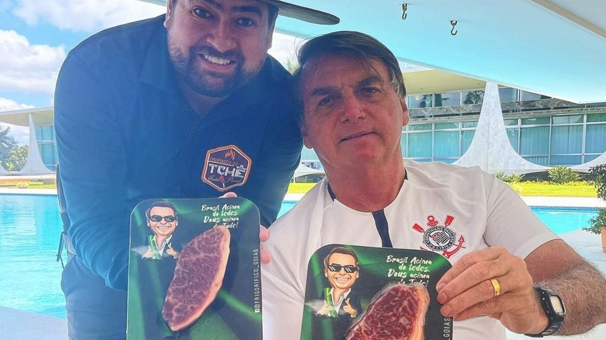Presidente Jair Bolsonaro comendo churrasco com picanha de quase 2 mil reais o quilo