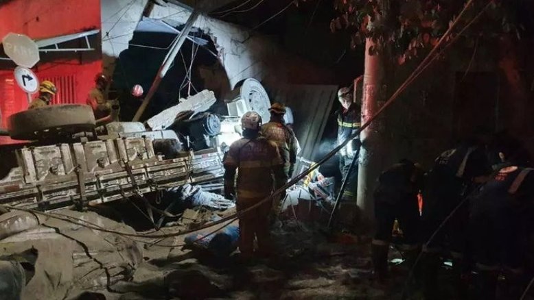 Caminhão capota e bebê morre em acidente em MG