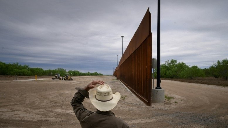 'Grandes fluxos de migrantes na fronteira' com o México, afirma alto funcionário dos EUA