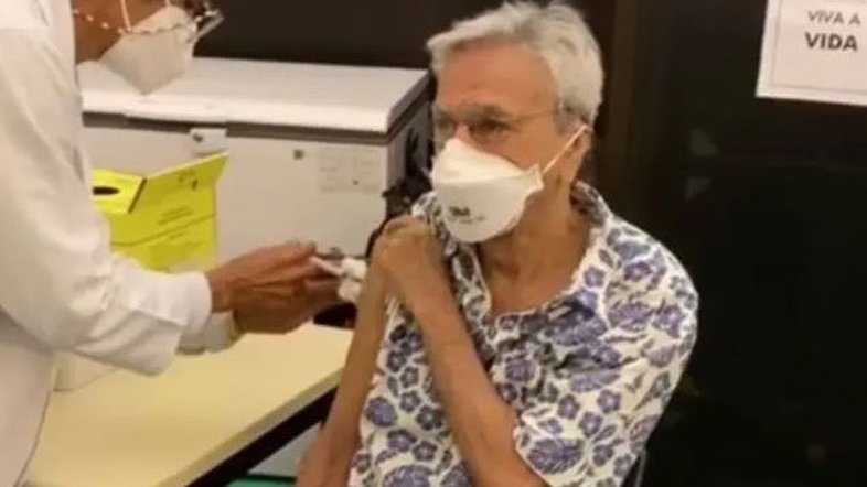 Caetano Veloso sobre importância da vacina: 'Vacinar-se sempre é o certo'