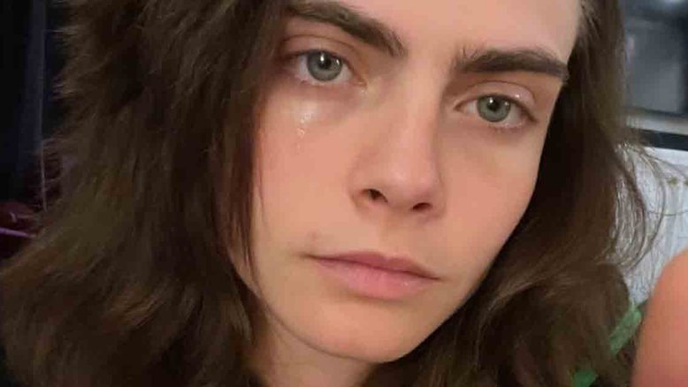 Cara Delevingne chora e desabafa no Instagram