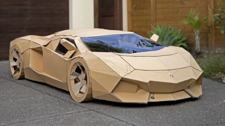 Jovem de 22 anos doa dinheiro arrecadado em venda de Lamborghini de papelão para hospital de crianças com câncer