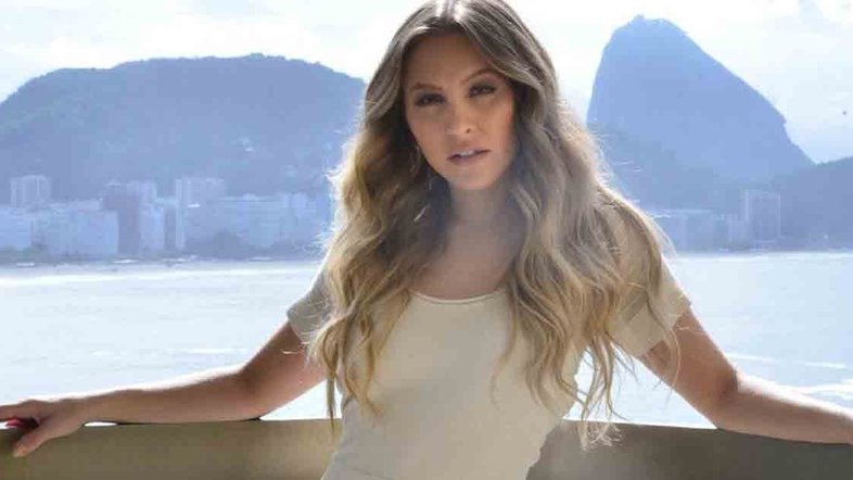 Carla Diaz compartilha clique usando look todo branco