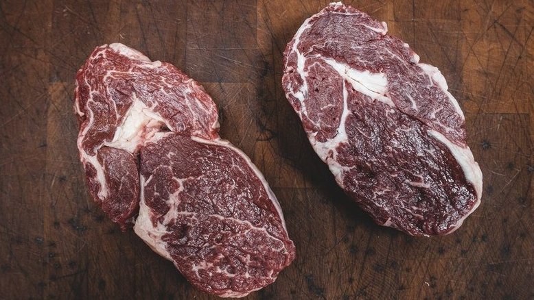Jovens se desafiam na internet a comerem carne podre para ficarem 'chapados'