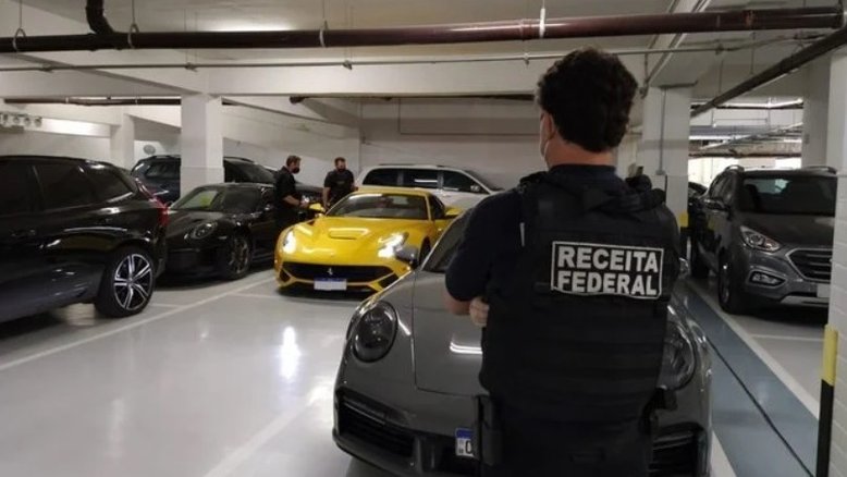 Carros apreendidos durante a Operação "Black Flag", da PF