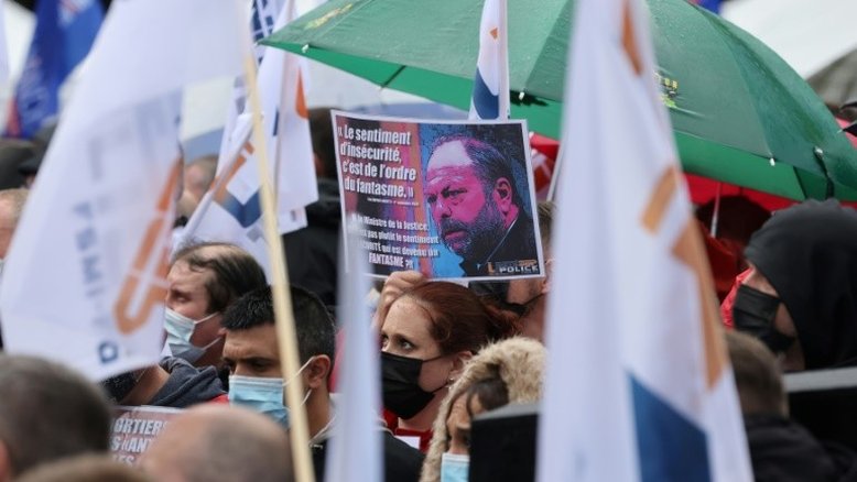 Policiais protestam em Paris após assassinato de agente