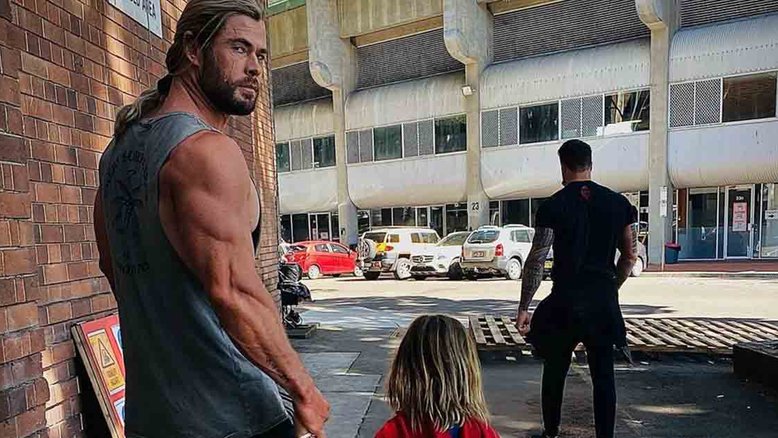 Astro de “Thor” posta foto com filho e pernas finas chamam a atenção