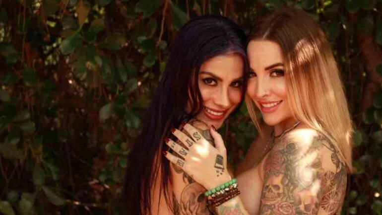 Ex-BBBs Clara e Vanessa aparecem nuas em clique