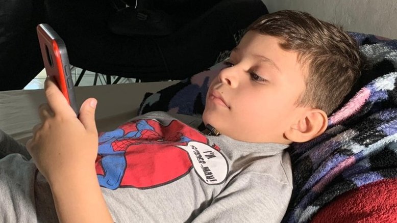 Criança de 7 anos aprende inglês sozinho e agora quer estudar russo e árabe