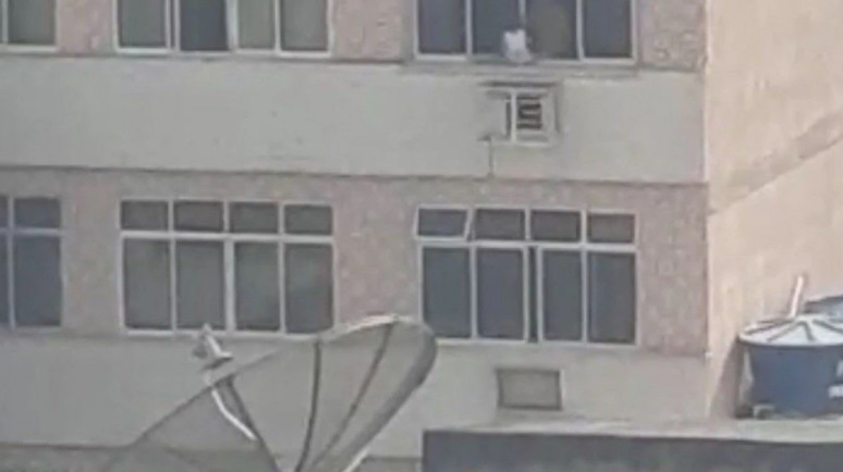 Criança é flagrada entada em janela do terceiro andar de prédio no Rio de Janeiro