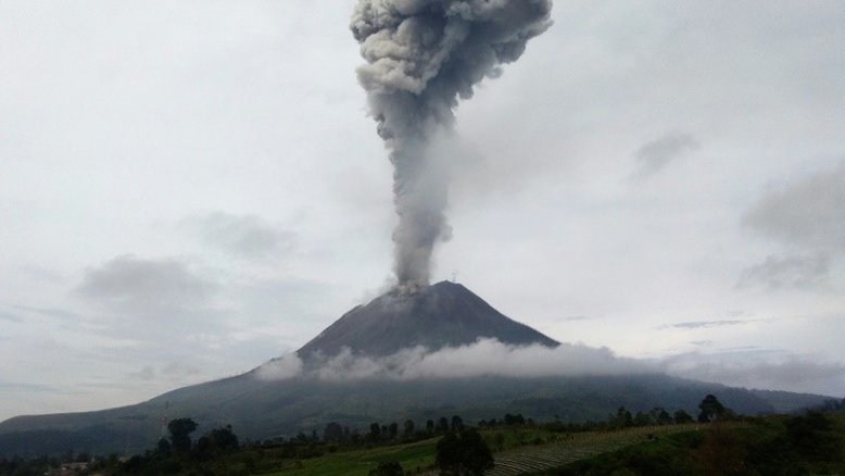 Vulcão Sinabung libera grande coluna de fumaça na Indonésia