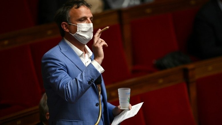 Deputado francês exibe baseado no Parlamento para exigir legalização da cannabis