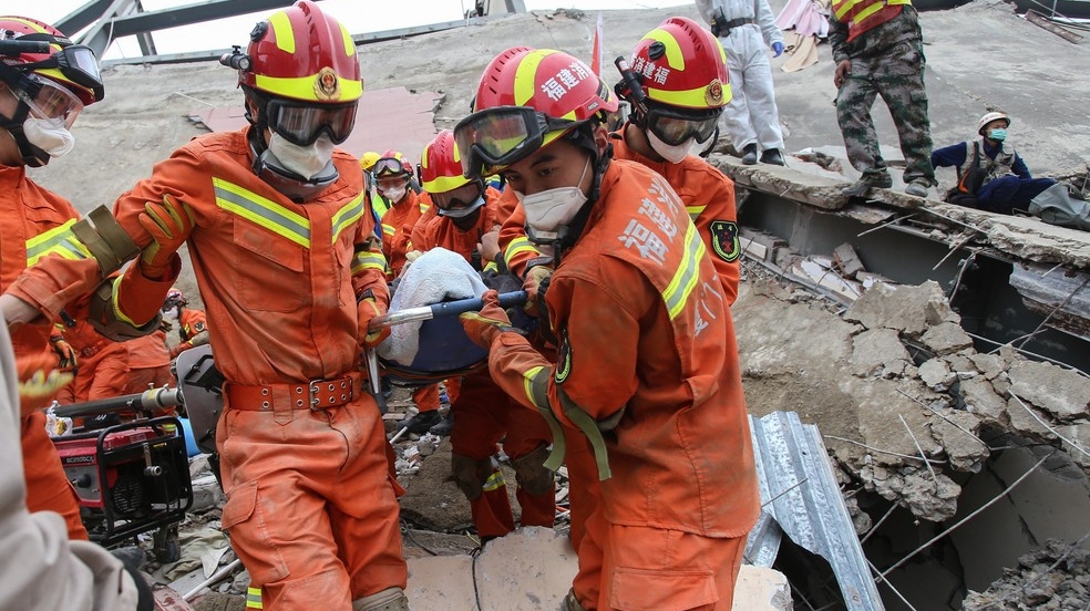Prédio de 291 metros é evacuado na China após tremer