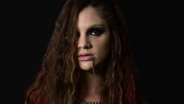 Atriz encara papel de jovem ambiciosa que foge de safadeza em 'Gênesis'