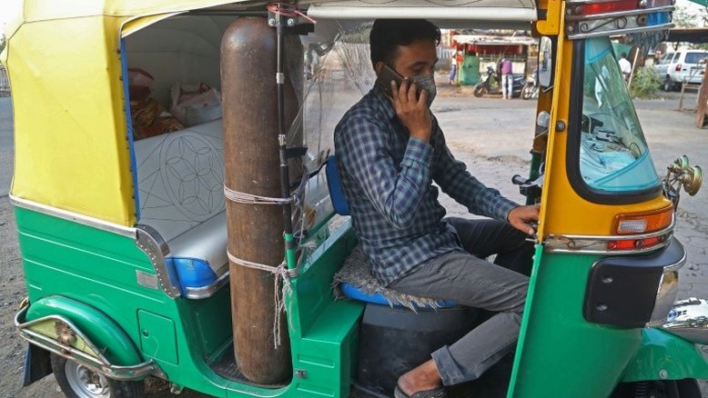 Motorista de tuk-tuk transforma veículo em ambulância para pobres na Índia
