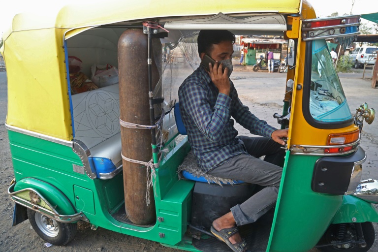 Motorista de tuk-tuk transforma veículo em ambulância para pobres na Índia
