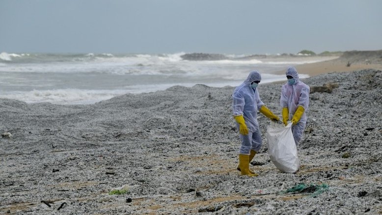Praia do Sri Lanka é inundada de toneladas de plástico de navio incendiado