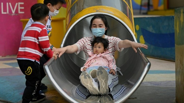 China autoriza três filhos por família