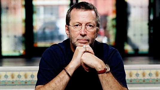 Mulher que tentou vender disco falso de Eric Clapton é processada pelo músico
