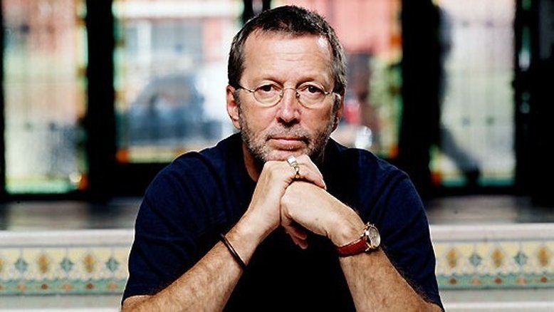 Mulher que tentou vender disco falso de Eric Clapton é processada pelo músico