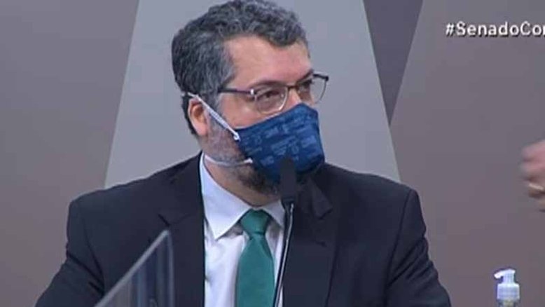 Araújo tenta fazer defesa de gestão no Itamaraty e fala em boa relação com China
