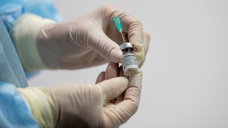 Vacina da Pfizer funciona contra variante indiana mas eficácia é "levemente menor", aponta estudo