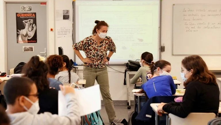 Ensino médio na França retoma aulas presenciais