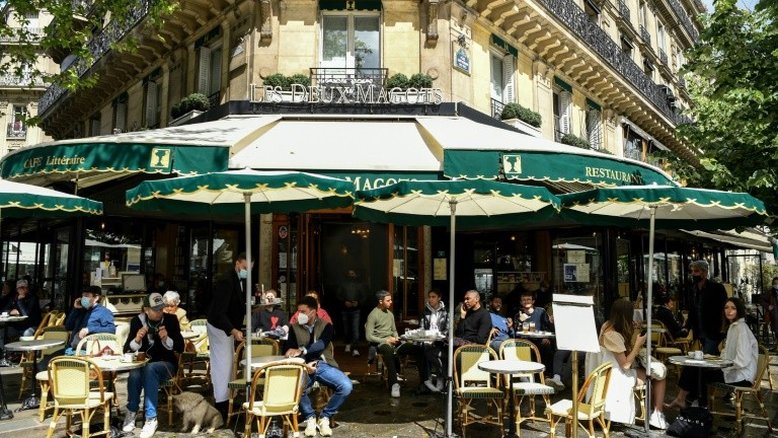 Franceses retornam a cafés e museus após seis meses de fechamento