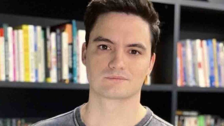 Felipe Neto inova e usa trecho incomum da Bíblia para flertar: 'Égua do faraó'
