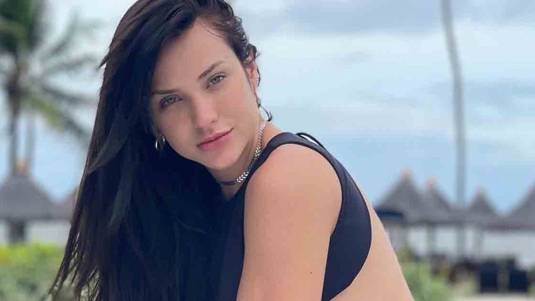 Gabi Martins curte férias com namorado e posa usando maiô de crochê