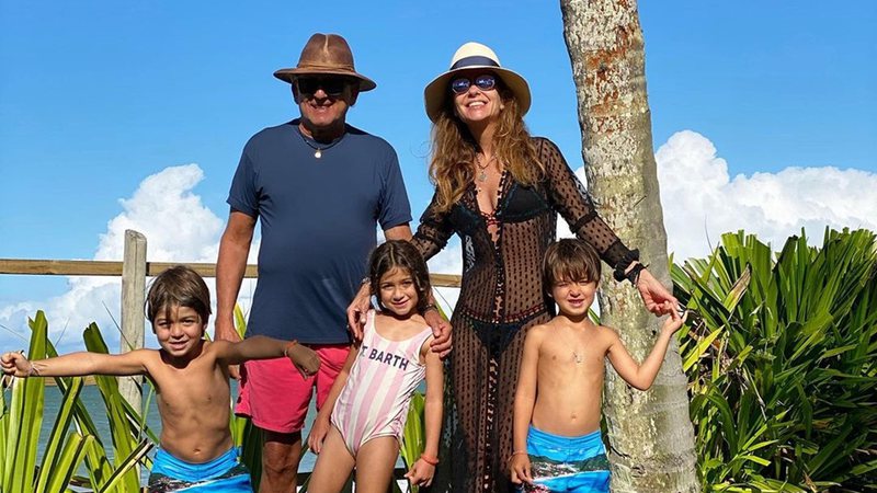 Galvão Bueno reúne família em foto: 'Agradeço a Deus por isso'