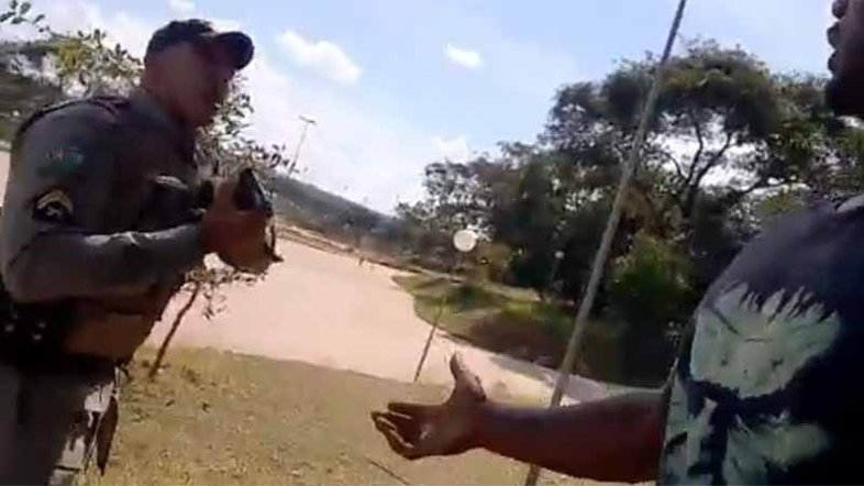 Vídeo: PM aponta arma e algema jovem negro que gravava manobras de bicicleta