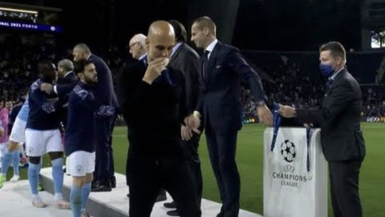 Papa elogia Guardiola por ter beijado medalha de vice-campeão