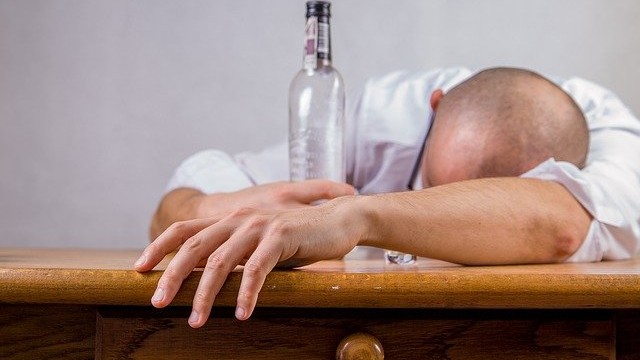 Estudo brasileiro revela como o consumo excessivo de álcool pode levar à disfunção erétil