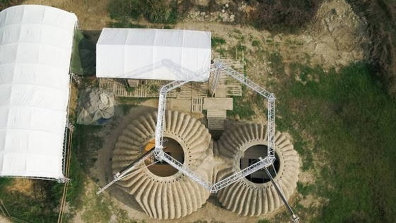 Megaimpressora constrói casa de 60 m² com terra crua em 8 dias