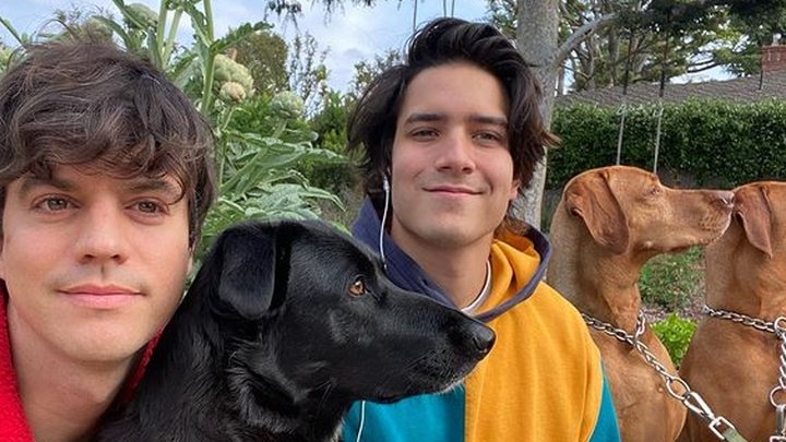 Irmão de Luciano Huck publica foto ao lado de marido e cães: 'Nossa família LGBQ'