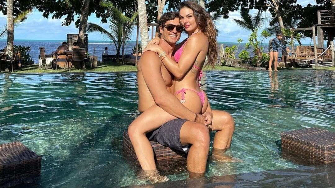Ísis Valverde sensualiza e senta de biquíni no colo do marido em piscina