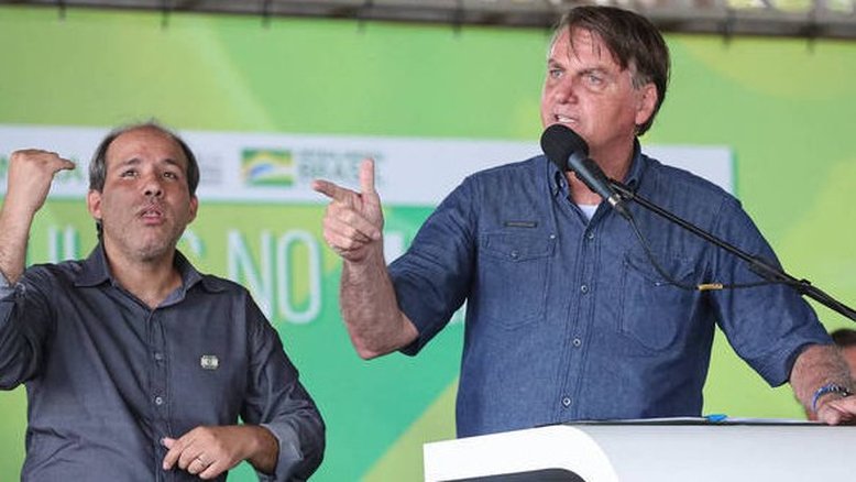 Bolsonaro se irrita com apoiadora após ser questionado sobre as Forças Armadas