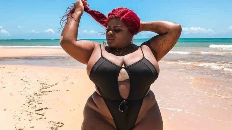Jojo Todynho curte descanso em Trancoso com maiô cavado