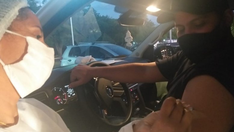 Aos 38 anos, Jorge, da dupla com Mateus, é vacinado contra covid: 'Feliz'