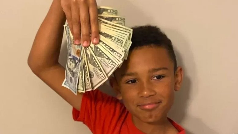 Menino de 9 anos encontra 26 mil reais ao limpar carro novo da família nos EUA