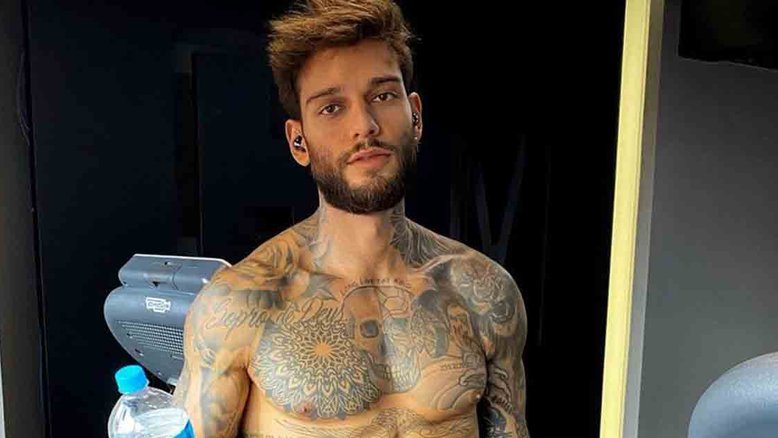 Lucas Lucco leva fãs à loucura com foto sem camisa