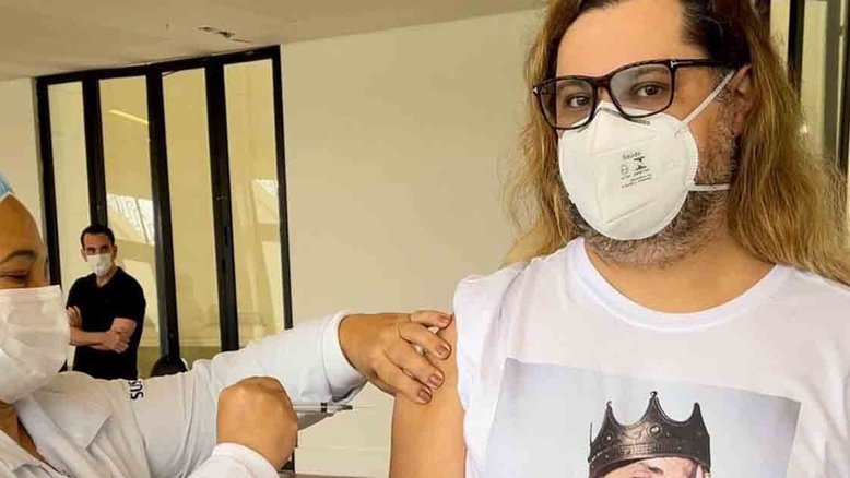 Marcus Majella é vacinado contra Covid e faz homenagem ao amigo Paulo Gustavo
