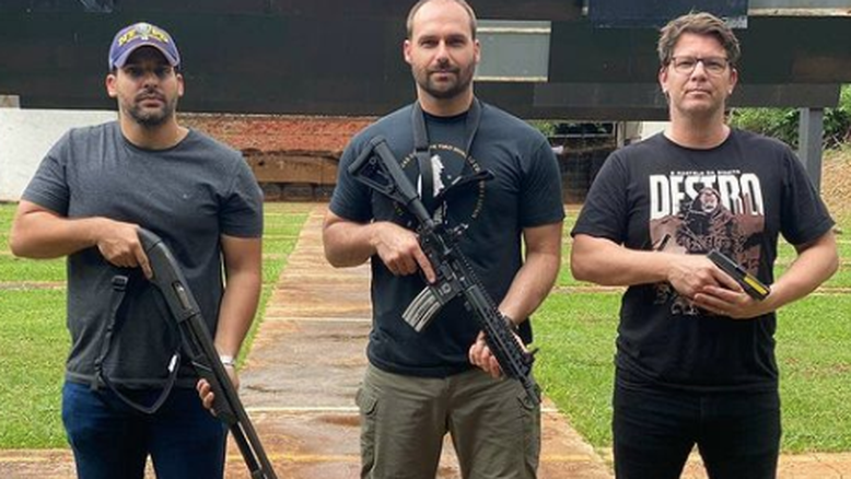 Mario Frias posa armado ao lado de Eduardo Bolsonaro e do secretário André Porciuncula